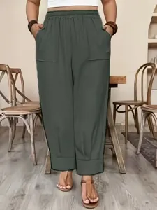 Vista dettagliata di eleganti pantaloni a carota casual larghi con tasche e vita alta.