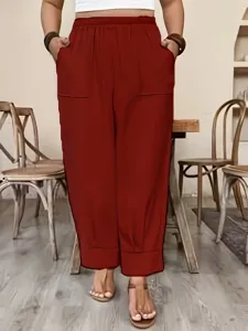 Vista dettagliata del pantalone casual ampio in scena lifestyle con vita alta.