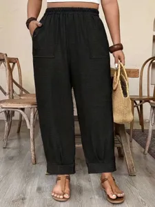 Vista dettagliata dei pantaloni carota larghi neri con tasche laterali ed elastico.