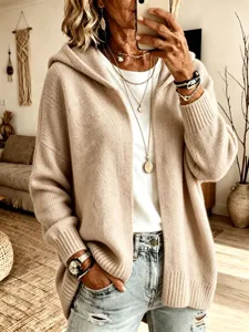 Cardigan en tricot à capuche et manches longues pour femme, confortable et élégant.