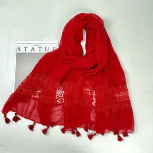 Sciarpa rossa donna con pizzo e nappe, elegante scialle cotone lino protezione sole.