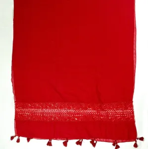 Sciarpa rossa da donna in pizzo con eleganti nappe, scialle estivo ideale per la protezione solare.