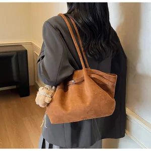 Brown suede retro underarm tote bag, casual daily commuting shoulder bag lifestyle detail.
