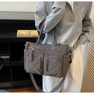 Amplio bolso tote acolchado de invierno para mujer, bolso de hombro informal con bolsillos.