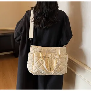Vista detallada del bolso tote acolchado para mujer, bolso bandolera grande y casual.