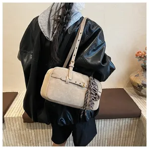 Retro Boston shoulder bag for women, trendy niche PU leather handbag with chic belt detail.