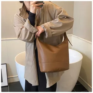 Stylish retro brown leather bucket bag for women, classic single shoulder and crossbody design.