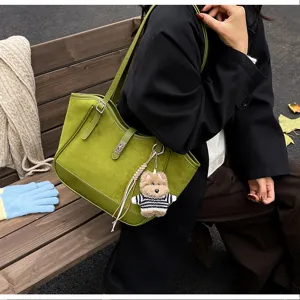 Sac cabas épaule rétro vert pour femme, grande capacité automne sac fourre-tout avec pendentif.