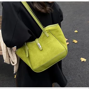 Sac cabas femme en suède vert, élégant sac à épaule rétro de grande capacité pour le travail.