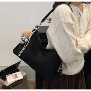 Elegante bolso de hombro para mujer con dije de oso, bolso grande para el trabajo.