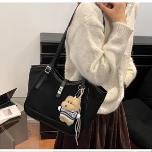 Sac cabas épaule noir classique pour femme, grand sac fourre-tout vintage avec pendentif.