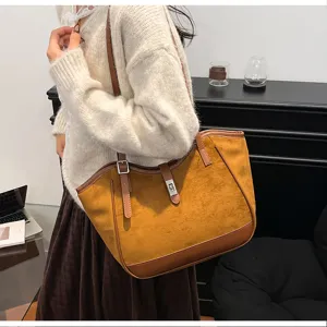 Sac cabas marron en daim vintage pour femmes, grand sac porté épaule élégant et pratique.