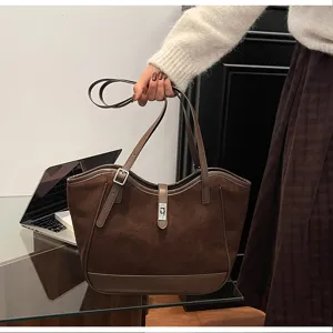 Sac cabas retro en sude marron pour femme, grand sac epaule elegant pour le travail.