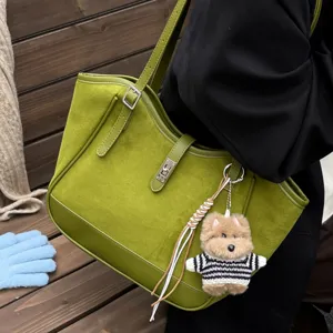 Sac cabas en suédine verte pour femme, grand sac porté épaule vintage avec charm d'ours.