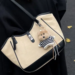 Sac cabas vintage chic sous les aisselles avec adorable pendentif en peluche