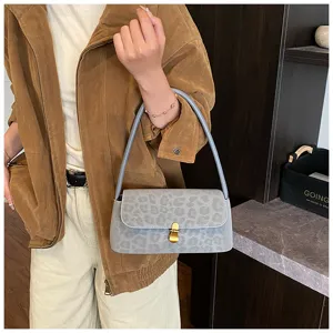 Graue Leopard Muster Schultertasche Detail mit matter Textur und edlem Metallverschluss.