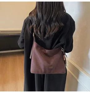 Sac épaule rétro en suédine pour femme, cabas de travail élégant et sac bandoulière tendance.