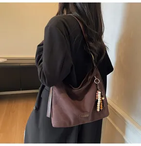 Sac à épaule rétro en suédine pour femme, cabas marron décontracté avec pendentif perles.