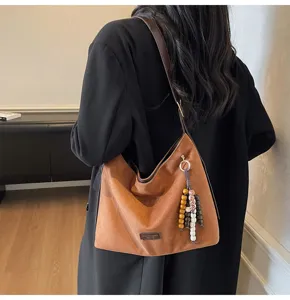 Sac cabas rétro en suédine pour femme, élégant sac porté épaule pour le travail avec pendentif perlé.