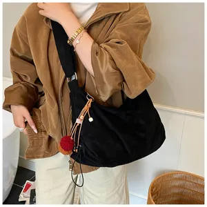Vintage matte hobo shoulder bag for women, casual autumn versatile crossbody tote bag.