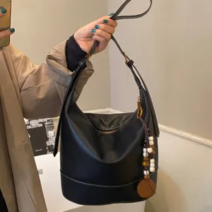 Black leather hobo bucket bag for women, trendy autumn winter retro shoulder messenger bag.