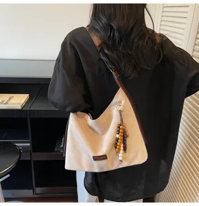 Sac cabas bandoulière en suédine rétro décontracté pour femme avec pendentif perles bois et sangle.
