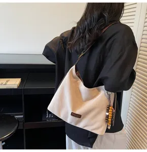 Sac cabas bandoulière en suédine vintage pour femme, sac hobo décontracté avec pendentif perlé.