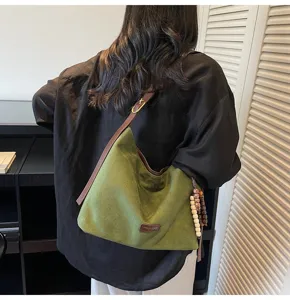 Sac cabas rétro en daim pour femme, sac porté épaule et bandoulière élégant et pratique.