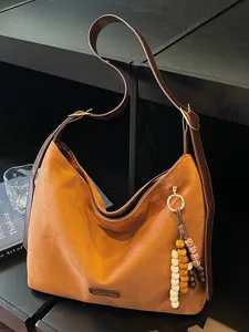 Sac porté épaule vintage en suédine marron pour femme, fourre-tout chic avec pampille.