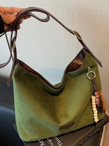 Sac bandoulière hobo en daim vert pour femme, cabas vintage décontracté avec pendentif perlé.