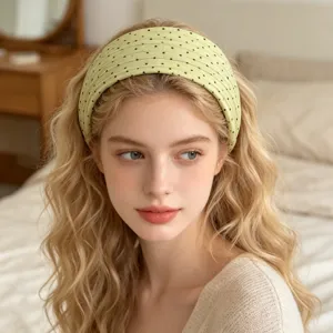 Bandeau large vert clair à pois pour femme, accessoire de coiffure élégant et tendance.
