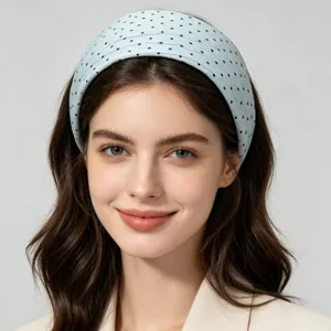 Serre-tête large bleu clair à pois pour femmes, accessoire de cheveux tendance chic.