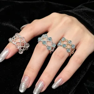 Exquisites Kristall-Netzring-Set, elegantes silbernes und goldenes Perlen-Gitterdesign.