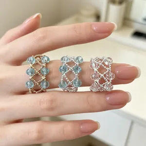 Elegantes handgemachtes Perlen Kristall Ringe Set mit filigranem Webdesign für Damen.