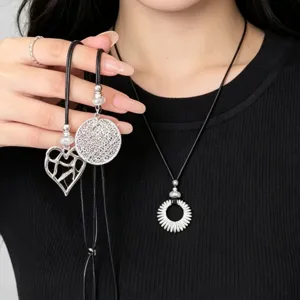 Silver hollow circle necklace for women, elegant heart pendant long sweater chain fashion jewelry.