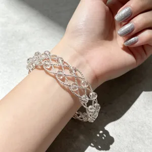 Squisito bracciale in maglia argentata con perle di cristallo trasparente scintillanti, dettaglio