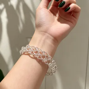 Bracciale intrecciato argento con perline di cristallo, elegante manichetta moda donna.