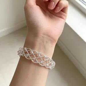 Bracciale incrociato intrecciato argentato con perle di cristallo trasparente, elegante.