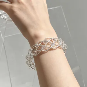 Bracciale di perle di cristallo intrecciato argento, elegante e luminoso accessorio di moda.