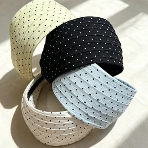 Vue détaillée des serre-têtes larges plissés à pois, accessoires de cheveux en tissu doux.