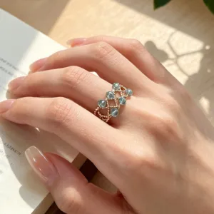 Exquisiter hohler blauer Kristall Goldring für Damen elegante Fingerring Schmuck