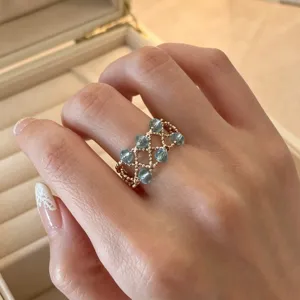 Elegantes Kristallperlen-Netzring Detail zeigt exquisite Handwerkskunst mit blauen Steinen.