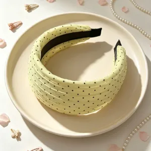 Serre-tête large à pois jaunes pour femme, accessoire de cheveux élégant et tendance.