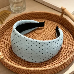 Serre-tête large bleu clair à pois pour femmes, accessoire de coiffure tendance détail.