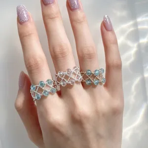 Handgemachte Kristall Perlen Ring Detail mit glitzernden Perlen auf silbernem Draht.