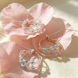 Filigrane verstellbare Perlenringe mit funkelnden Kristallen, elegantes Silber- und Gold-Design.