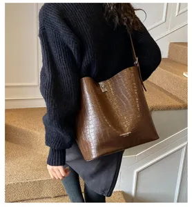Élégant sac porté épaule marron à motif croco pour femme, idéal pour le travail quotidien.