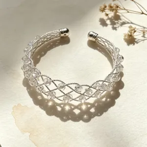 Bracciale rigido intrecciato argento con perline di cristallo trasparente, dettaglio.