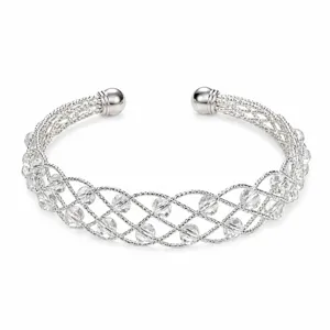 Primo piano dettagliato del bracciale rigido intrecciato argentato con perle di cristallo trasparente.