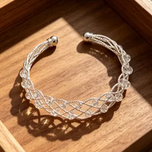 Bracciale rigido intrecciato argentato con perline di cristallo trasparente moda.